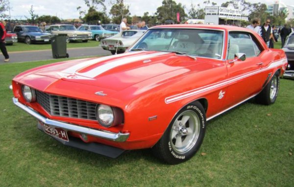 Системата на Chevrolet за производствени поръчки в централния офис (COPO) е проектирана за продажби на търговски клиенти; тя е предназначена да специфицира тежкотоварни окачвания за полицейски коли и устойчиви на цапане интериори за таксита. Но предприемчиви търговци с правилните връзки, като Yenko Chevrolet в Пенсилвания, разбират, че Camaro може да се поръча и по този начин. И като се имат предвид правилните кодове за поръчка, търговецът може да избере такъв модел.

COPO Camaro е оборудван с V-8 двигател с 425 к.с.,  докато още по-редкият COPO 9560 разполага с изцяло алуминиев ZL-1 427 V8 двигател, който, според експертите, достига 550 к.с. Произведени са само 69 бройки ZL-1 Camaro и тези автомобили се предлагат на търгове на цени от около 400 000 долара.

Малко известен факт: Алуминиевият ZL-1 427 V8 двигател в 9560 COPO Camaro по същество е състезателен двигател. Първоначално Chevy разработва този двигател за състезателния отбор Chaparral. Не са налични външни белези на ZL-1 Camaro, които да ви уведомят какво има под капака.
